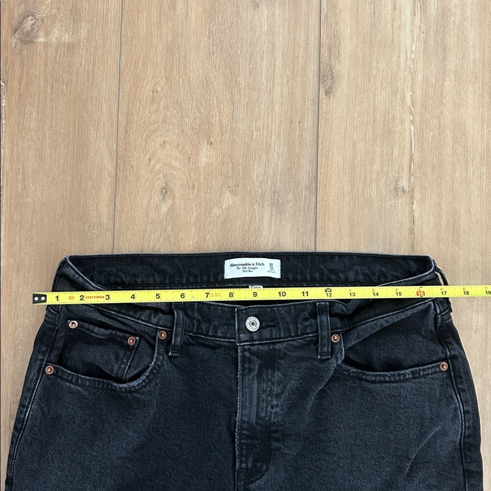 Like new - ABERCROMBIE & FITCH The 90’s Straight Mid-Rise Jean in Black - Picture 8 of 10
